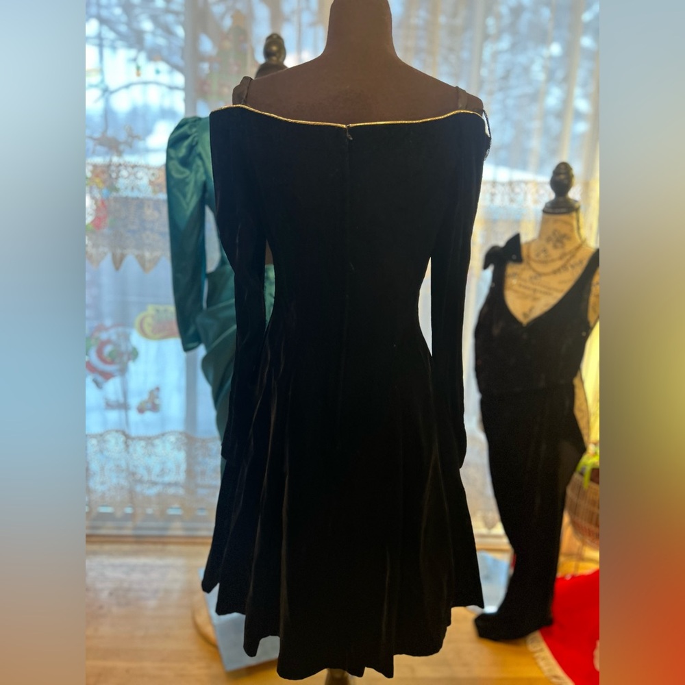 Vintage Black Velvet Off-Shoulder Dress | Sweetheart Neckline | Pearl Medallion - Picture 6 of 12